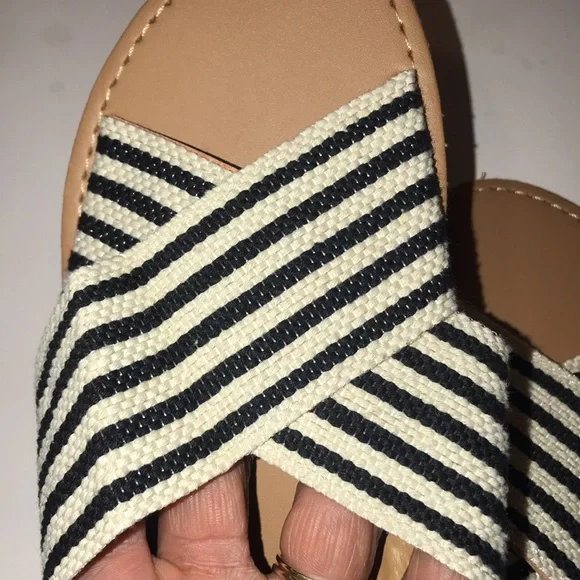 NWT Women’s Forever21 X Strap Sandals - Picture 4 of 9